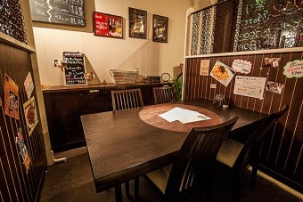 仕切りのある半個室は２席