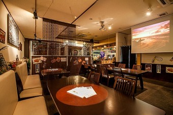店内は広々快適