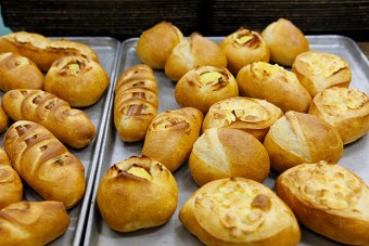 焼き立てのパン