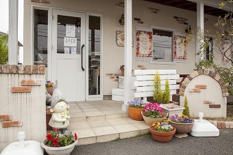 可愛らしいお店の入り口では小人がお出迎え