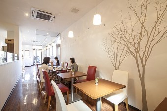 カフェスペースは広々、6卓12席ご用意しています。
