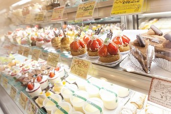 可愛らしいケーキが並ぶショーケース