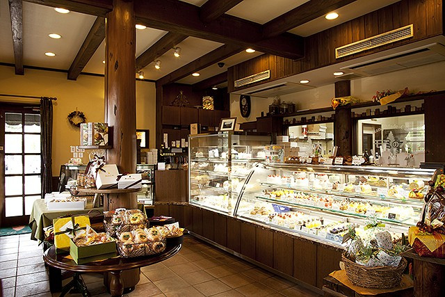 モミの木 大きなモミの木が目印の老舗ケーキ店 モミの木 大きなモミの木が目印の老舗ケーキ店