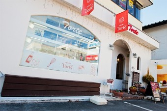 「中泉」交差点角のお店です