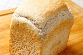 砂糖を使わない全粒粉の食パン。上質な塩「海の精の塩」を使っています。
