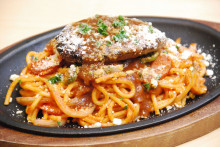 太麺ハンバーグナポリタン　220g　1,550円（税込）