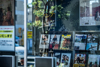 ガラス張り外観から覗く館内