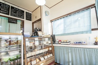 青と白が基調の対面販売の店内