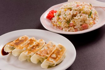 平日ランチタイムは餃子と半チャーハンがお得