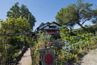 赤城山の麓、緑に囲まれたデルソーレの外観