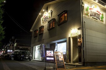 店舗外観、2FがDINERです。