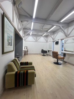 広く静かな店内