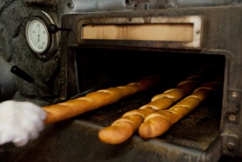 石窯で焼き上げたハード系の「石窯超ロング」