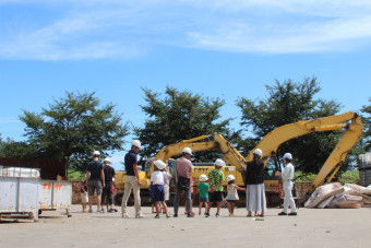 大きなクレーンやプレス機が動く様子は迫力満点！