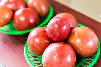 直売所では自家栽培の野菜も販売