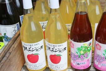 直売所では果汁100％ジュースなどを販売