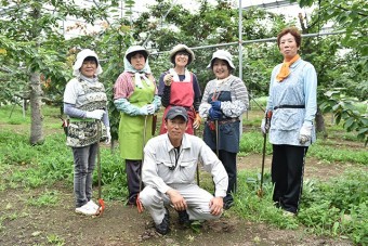 手入れをする仲の良いスタッフ