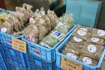 地元の農産物や加工品の販売