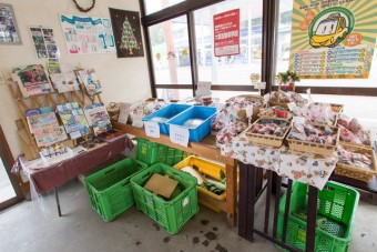 大畠武雄園の直売所では苺（いちご）以外にも地元の農産物なども販売