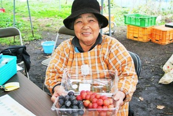 ぶどう園のお母さんが親切に説明