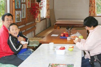 試食は休憩所で。多くの家族連れが訪れる農園