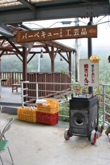 採りたてを専用の釜で焼き上げる「焼きりんご」（平日要予約）