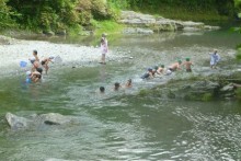 子どもは水遊びが大好きだ！