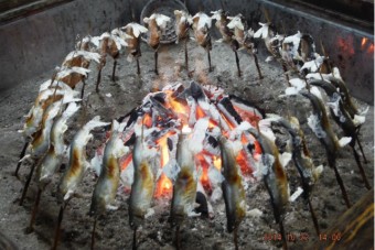 名物「アユの炭火塩焼き」