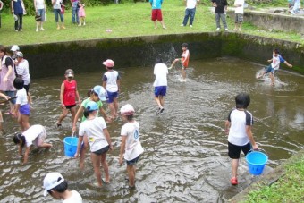 最後には水を抜いてつかみ取りも可能