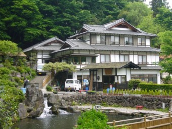 中世の館のような姿で建つ