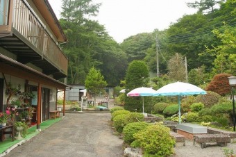 料理店の庭に釣り池