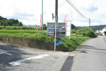 県道54号から沢に沿った道を上る