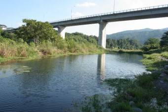 片品川に掛かる君河原橋の下