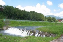 隣接して薄根川の清流