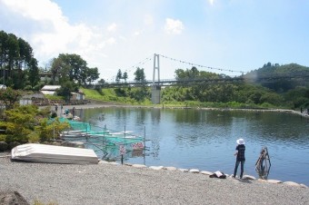 大きなポンドには薄根川の清流が流れ込む