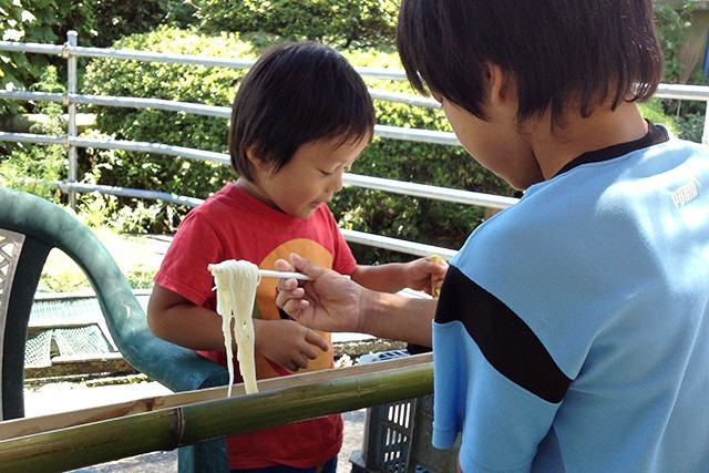 湧水を利用した流しそうめんは子供たちは大喜び