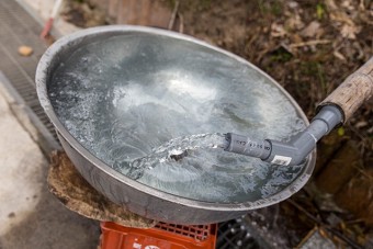 湧水を飲んだり汲むこともできる