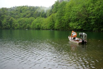 湖畔から狙うか、ボートで対峙するか、どちら？