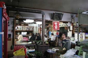 食事のお客さんで活気ある店内