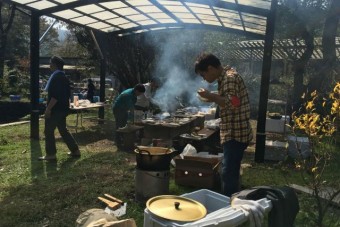 池の真横で釣れたてを調理！