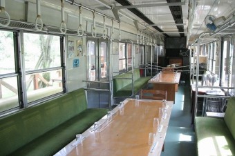 車両内部は飲食用に改造されている