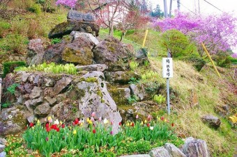 店先にマスの供養塔が建つ