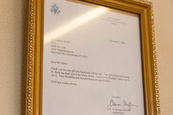 ブッシュ大統領にルアーを贈り届いたという証明書