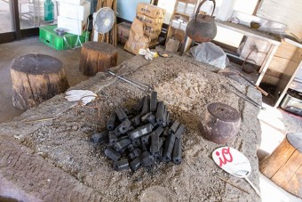 釣った魚は炭火焼きや唐揚げで