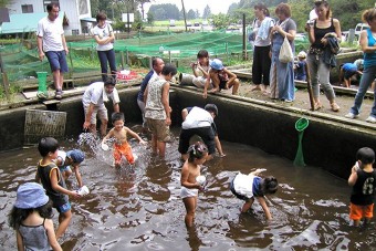 貸切で魚のつかみ取りもできる