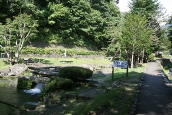 良く管理された庭園に散在する釣り池