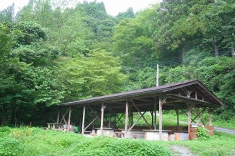 渓流釣り地区の中間地点にキャンプ・バーベキューエリアがある