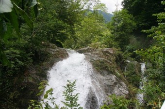 変化に富んだ相を見せる渓流