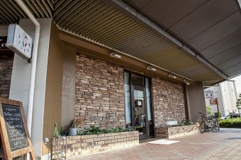レンガ造りがフランスの街を思わせる、ふらんす市場の外観
