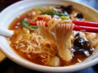 熱々のあんに絡む縮れ麺。